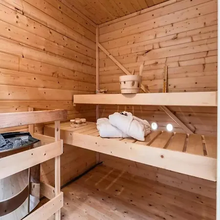 Holiday home Lush With Sauna And Hot Tub